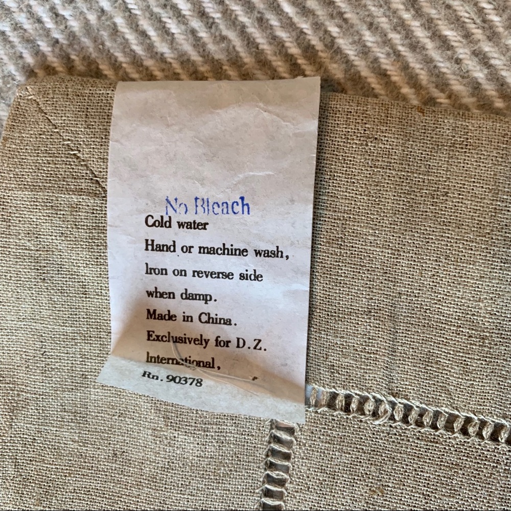 NWT Handmade R Embroidered Linen Table Runner - Picture 8 of 8